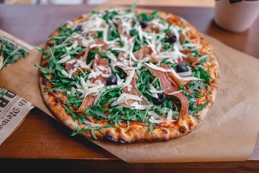 prosciutto and arugula pizza